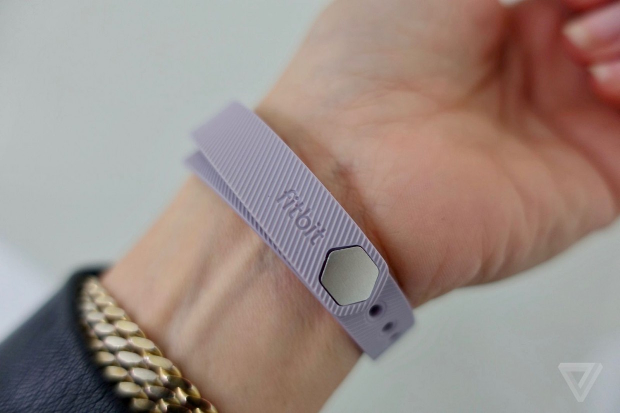 Fitbit выпустила отслеживающие весь спектр упражнений браслеты Flex 2  и Charge 2