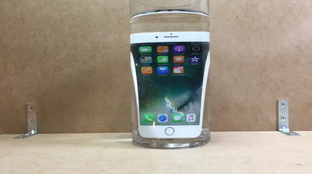 iPhone 7 окунули в воду, газировку и кофе. Проверили водонепроницаемость