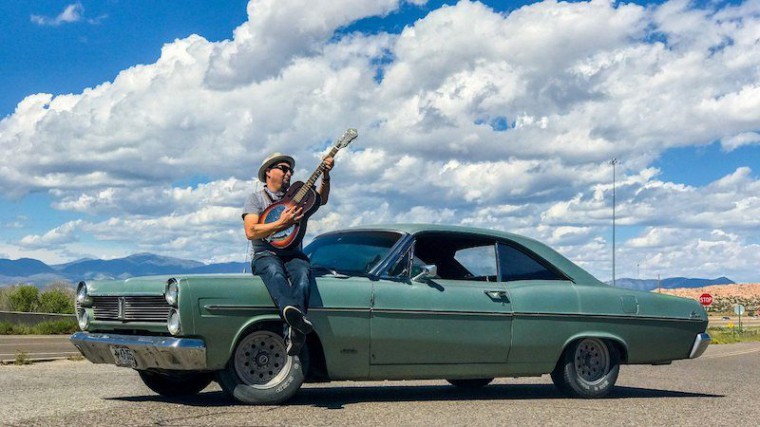 classic_car_guitarist_iphone_7_2-800x450