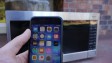 Американец решил зарядить iPhone 7 в микроволновке
