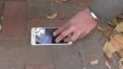 iPhone 6 Plus прибили к тротуару и посмотрели на реакцию прохожих