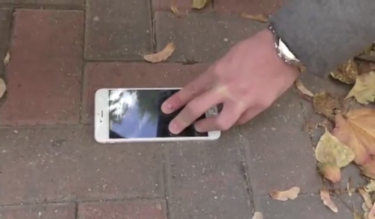 iPhone 6 Plus прибили к тротуару и посмотрели на реакцию прохожих
