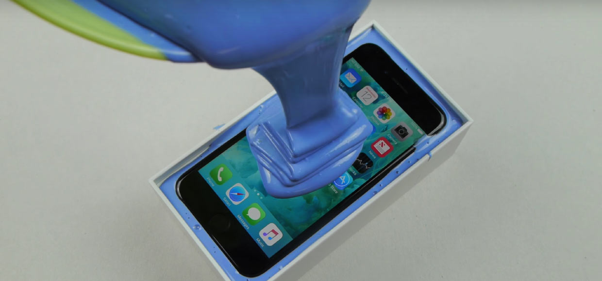 iPhone 7 залили жидкой резиной