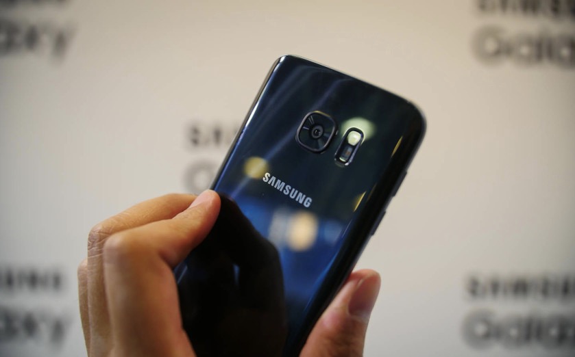 Samsung представила глянцевый Galaxy S7. Прямо как iPhone 7 Jet Black