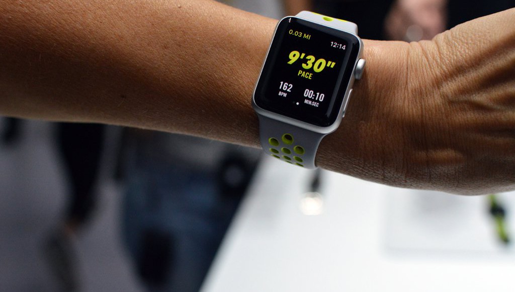 Apple выпустила 2 рождественских промо-ролика Apple Watch Series 2