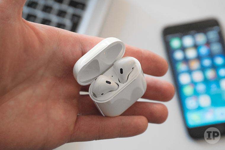 airpods-hand0-2