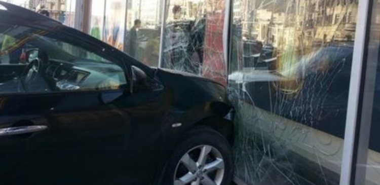 Американка протаранила магазин после отказа в гарантийной замене iPhone