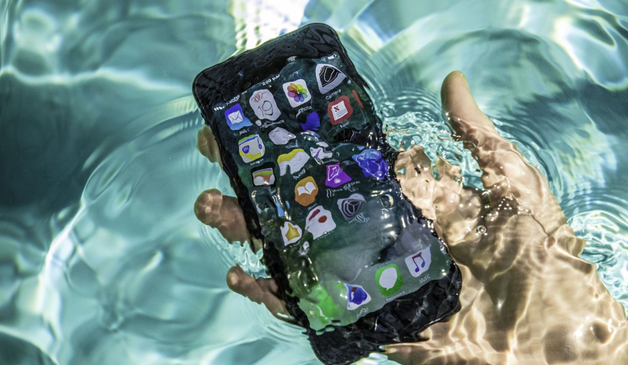 iPhone 7 сутки пытались утопить в Мертвом море