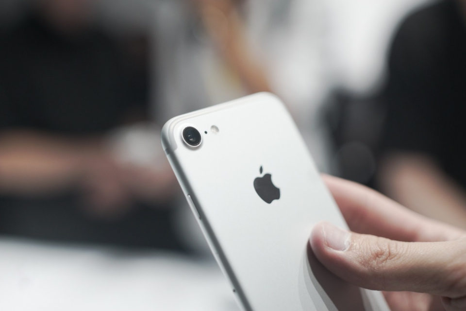 Beats опубликовала фотографию белого iPhone 7, но её раскусили