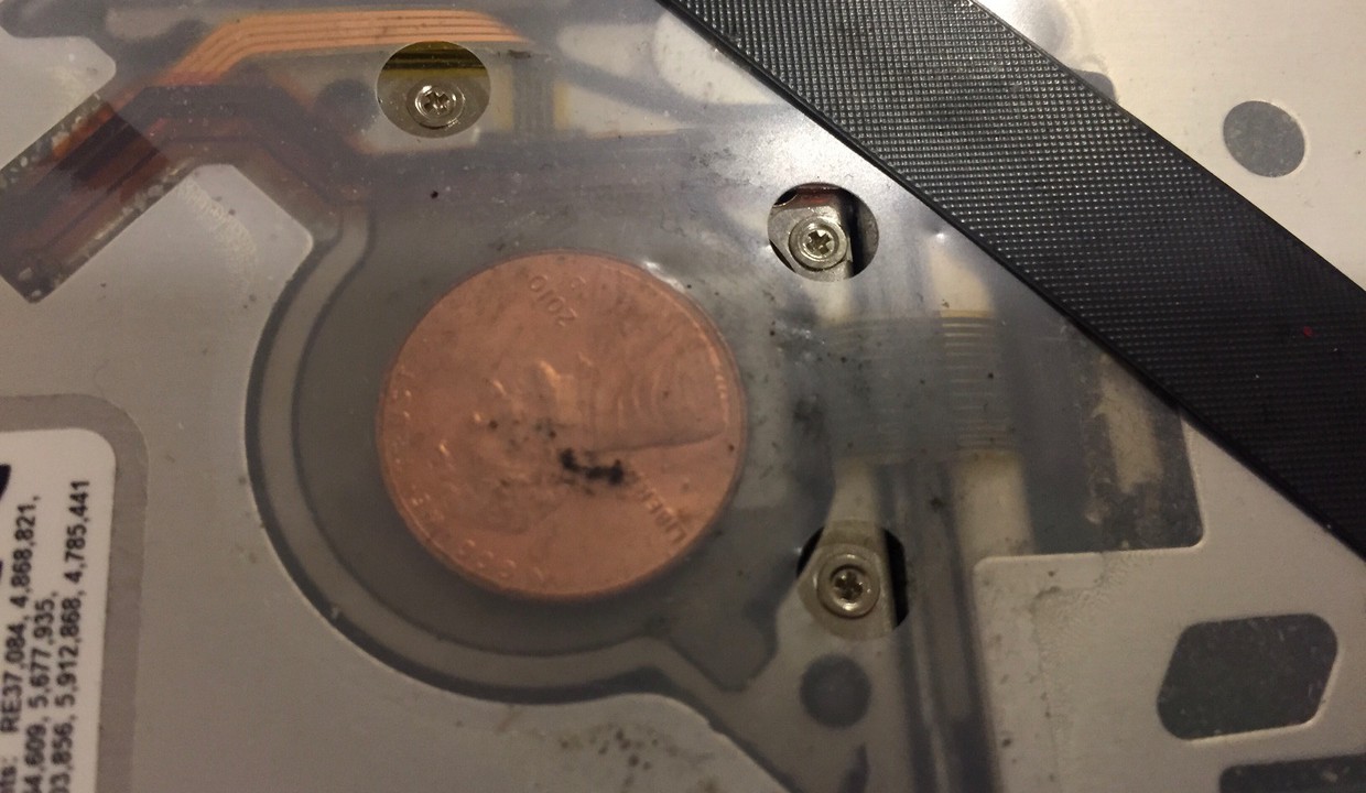 В MacBook Pro находят монеты. WTF?!
