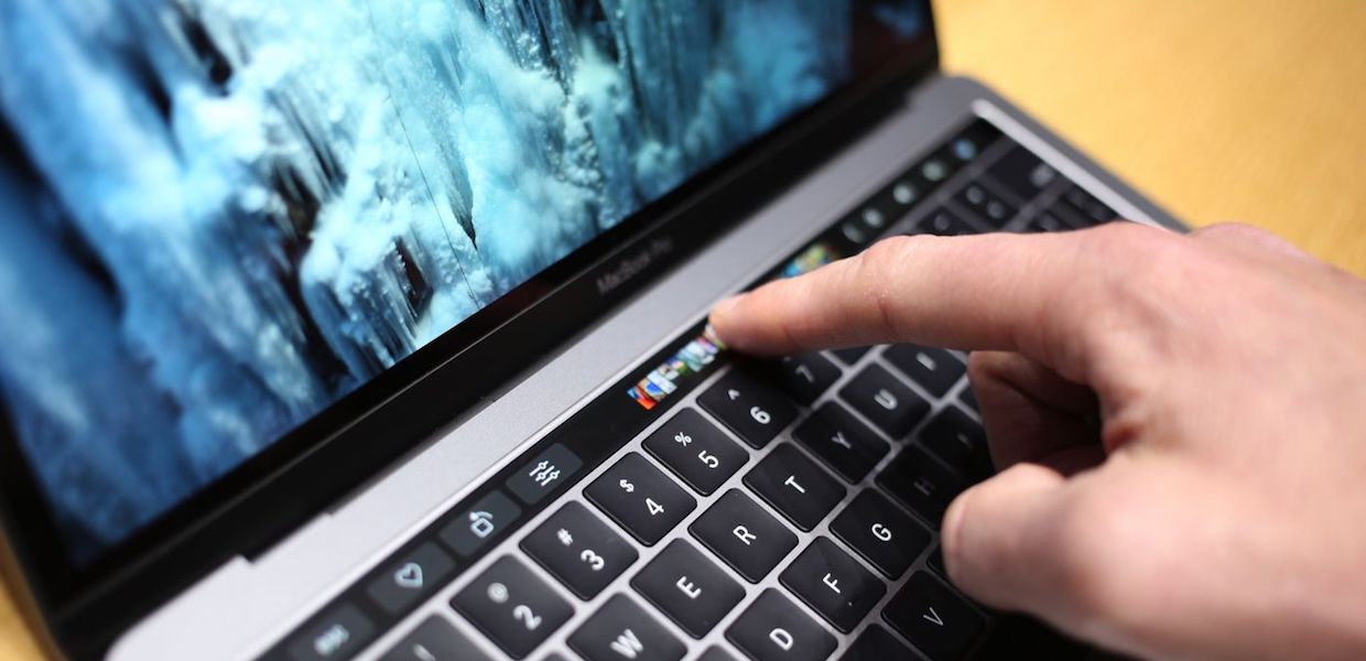 Touch Bar завис в MacBook Pro, как починить?