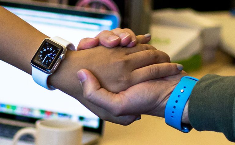 Владельцы Apple Watch смогут передавать данные через рукопожатие