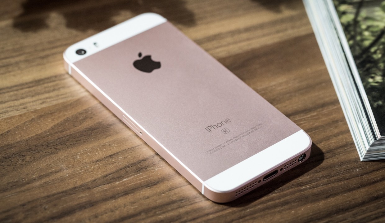 iPhone SE признан лучшим смартфоном в соотношении цена-автономность