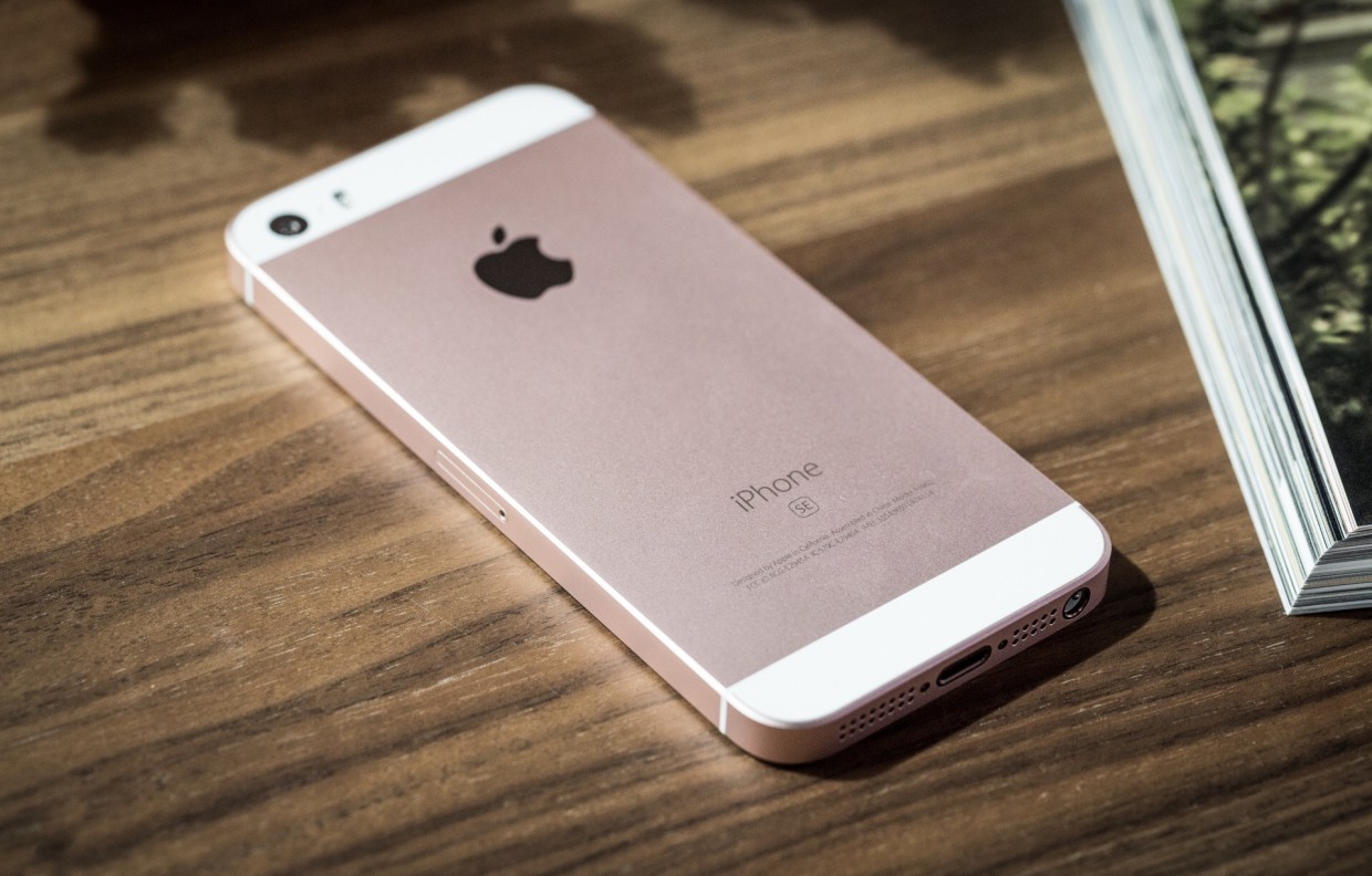 iPhone SE признан лучшим смартфоном в соотношении цена-автономность