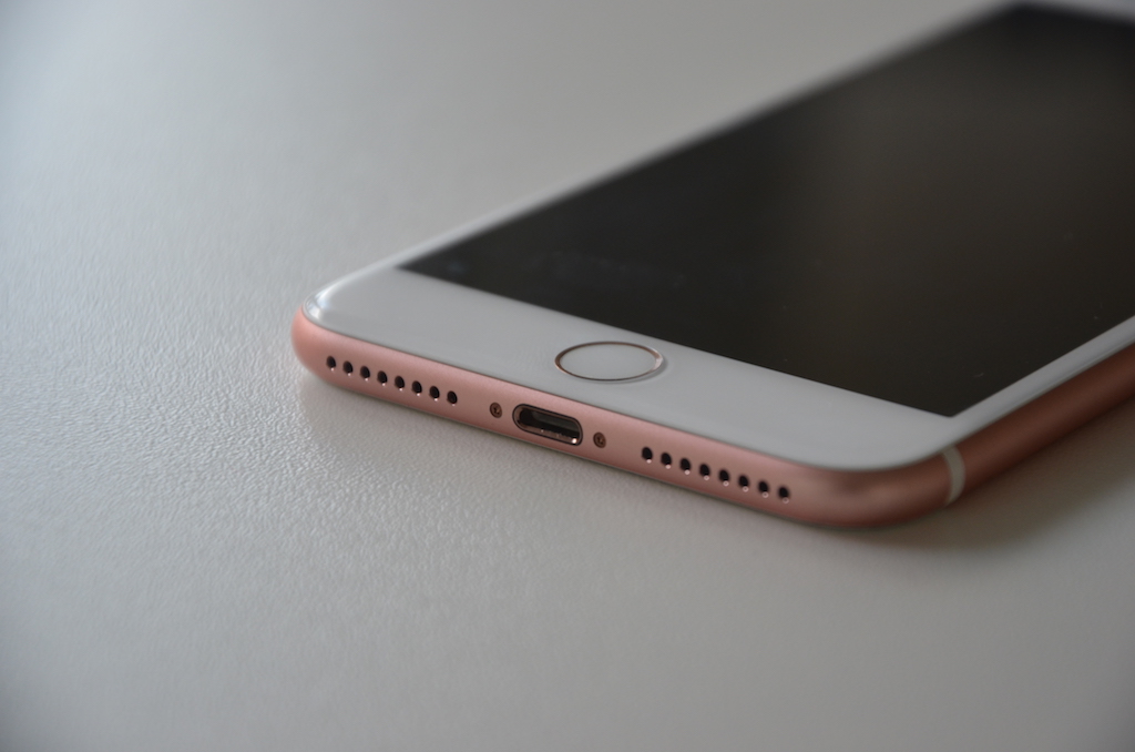 iPhone 8 получит поддержку быстрой зарядки USB Type-C, но сохранит Lightning