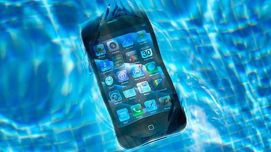 iPhone упал в ванну и убил своего владельца
