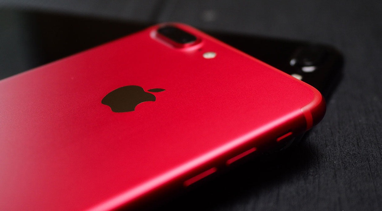 Мы нашли самый дешевый красный iPhone 7 Plus в России
