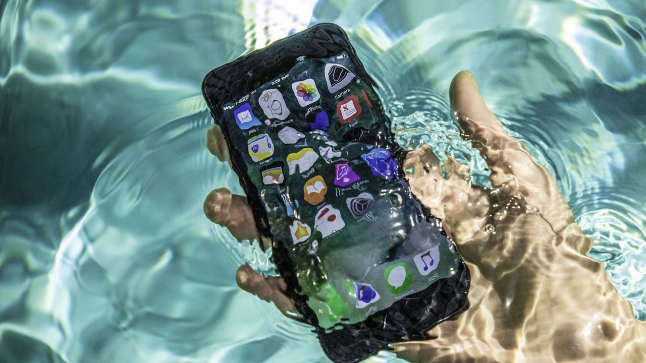 Почему такая водозащита в смартфонах нам не нужна