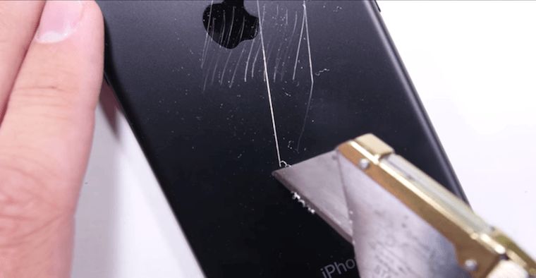 iphone-7-scratch-bend-test-1
