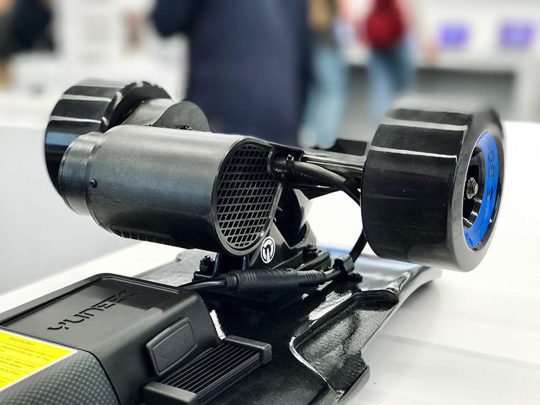 Штука чтобы камера была ровная. Как называется штука после. Маленький под с кнопкой. Насадка для снятия крема с венчика. Диспенсер для мыльных пузырей.