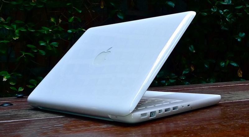 Белый пластиковый MacBook официально устарел