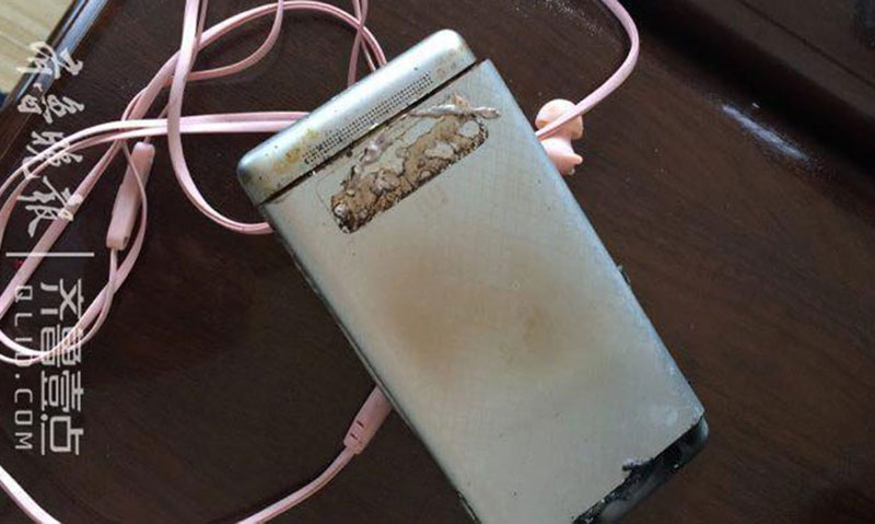 Очередной смартфон Xiaomi взорвался в автобусе