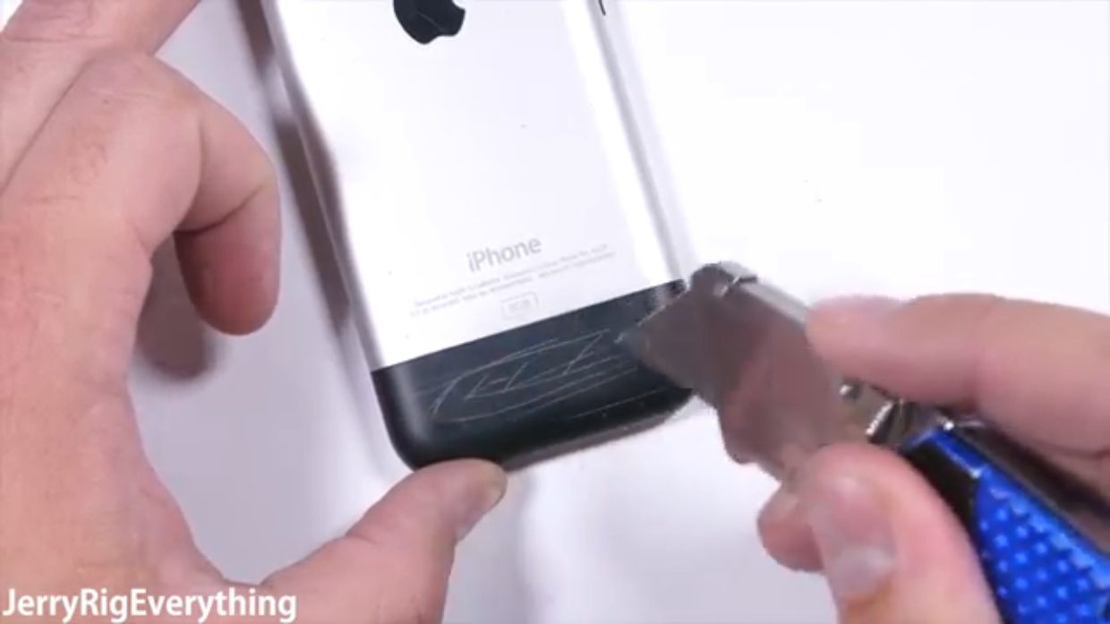 Блогер проверил самый первый iPhone на прочность