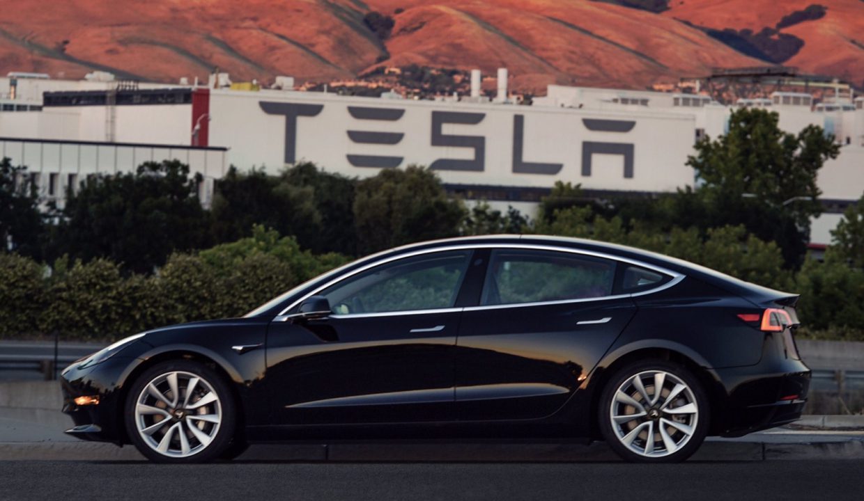 Илон Маск показал первую серийную Tesla Model 3 (фото)