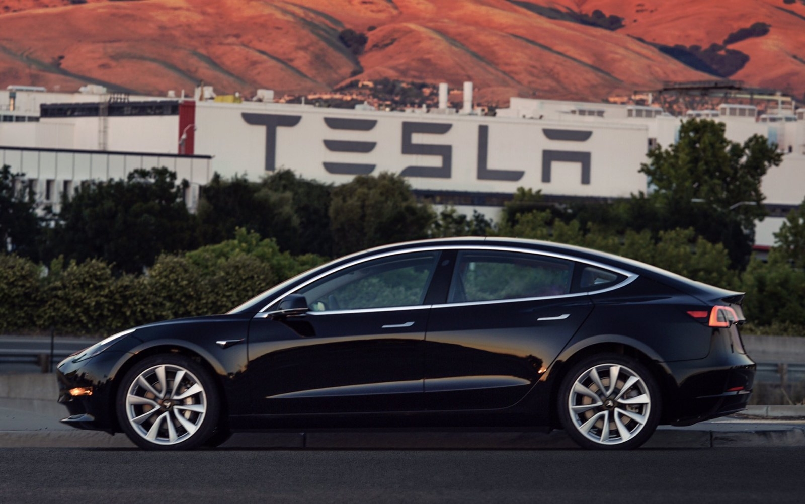 Илон Маск показал первую серийную Tesla Model 3 (фото)