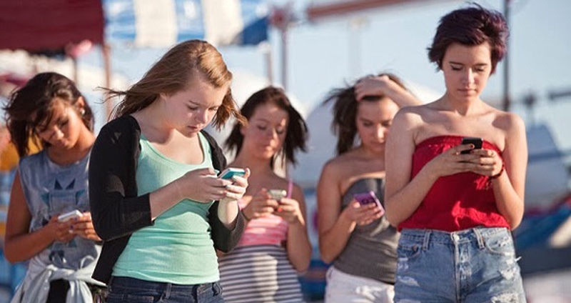Смартфоны негативно влияют на поведение подростков