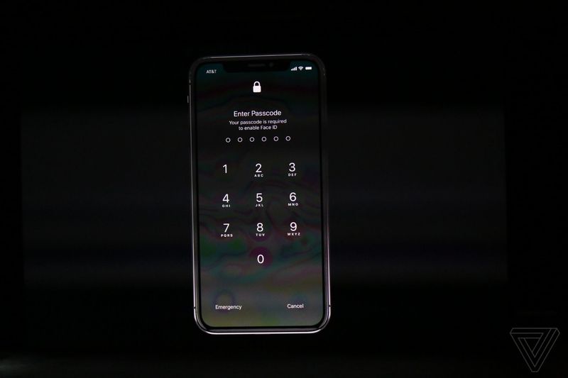 Интрига дня: почему Федериги не смог разблокировать iPhone X с первого раза