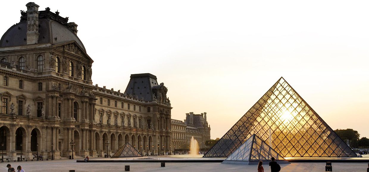 Что за стеклянная штуковина стоит во дворе Лувра?