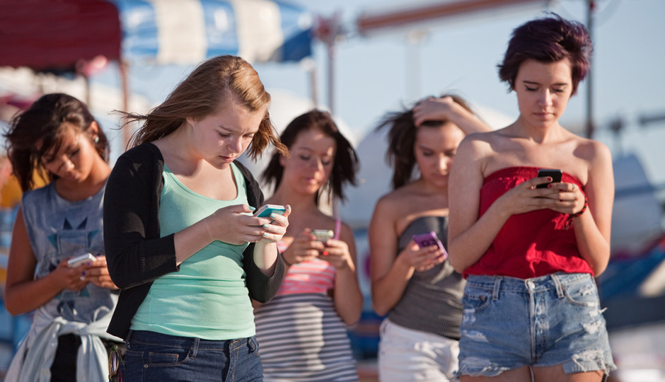 Опрос: всё больше подростков хотят купить iPhone и Apple Watch