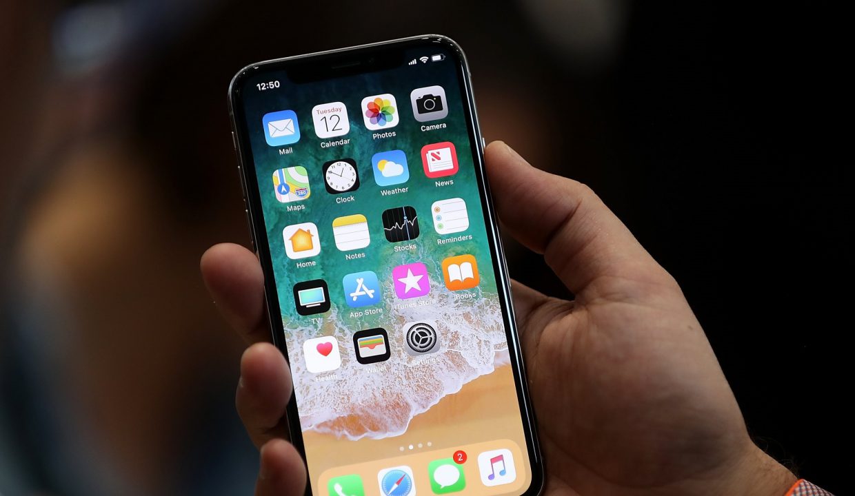 Включённый iPhone X снова засветился на фотографиях