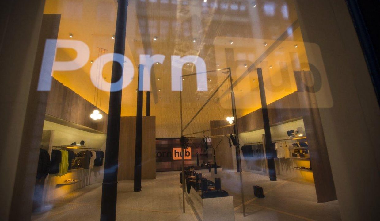 Pornhub открыл фирменный магазин одежды, и там есть скрытая камера