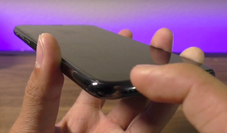 У некоторых iPhone X отслаивается экран