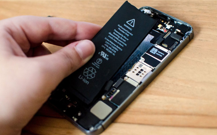 Пользователи сами виноваты в нехватке аккумуляторов iPhone
