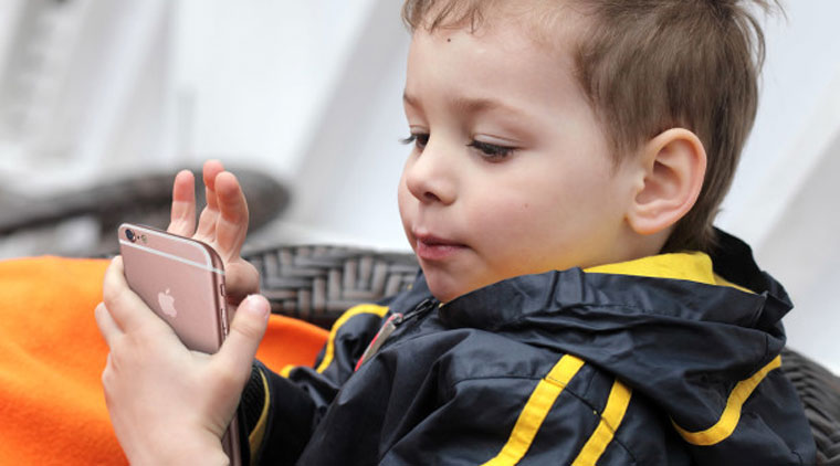 Apple попросили выяснить, влияют ли айфоны на детей