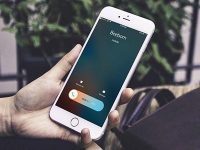 Почему iPhone не произносит имя звонящего