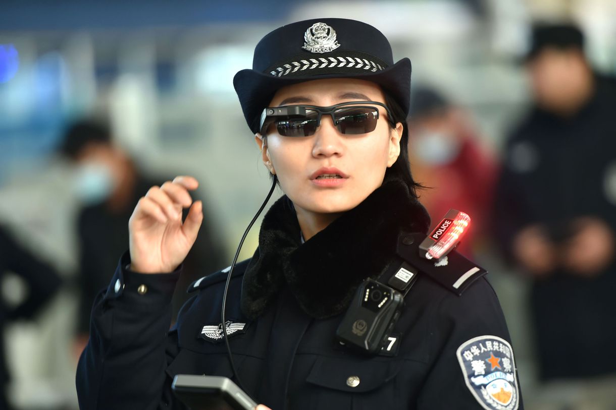 Китайские полицейские используют очки с функцией распознавания лиц