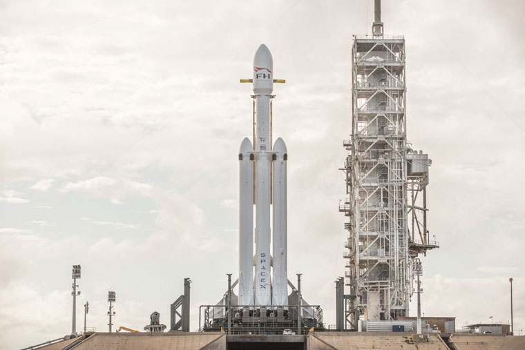 Space X успешно запустила ракету Falcon Heavy с электрокаром Tesla