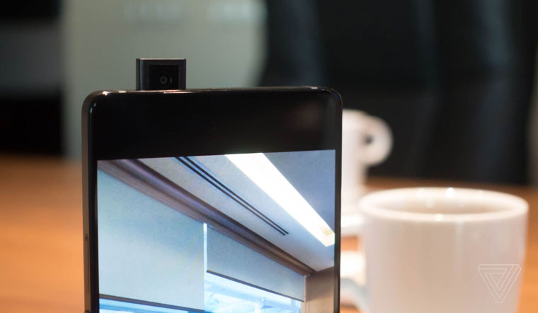 Vivo показала смартфон со складной камерой и сканером под экраном