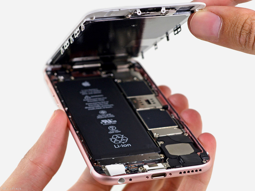 Прочитайте перед заменой батареи iPhone в сервисных центрах