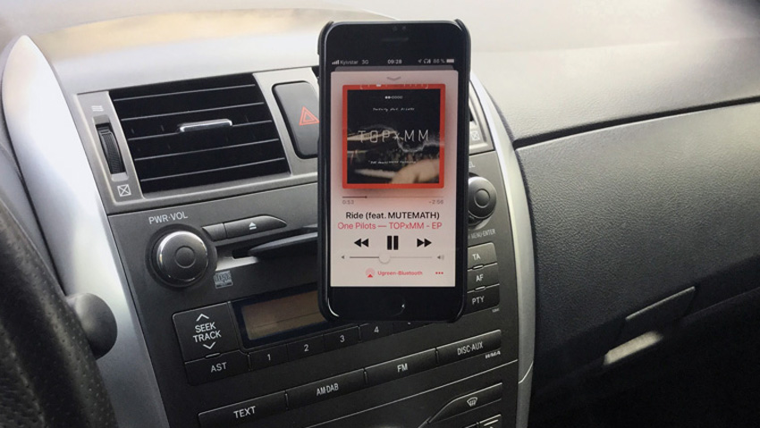 Чому не грає музика в машині з телефона?