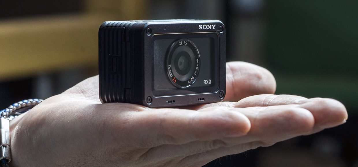 В моей ладони Sony RX0. Это фотоаппарат!