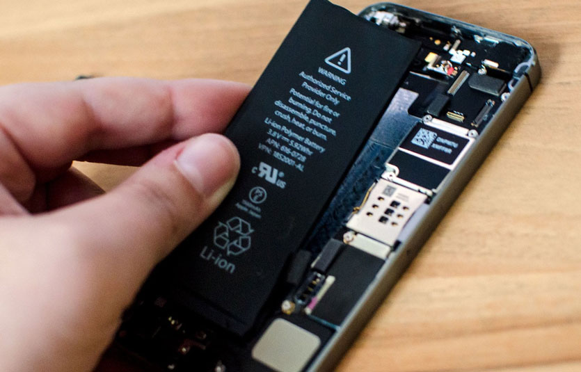 Apple пообещала вернуть 3800 рублей тем, кто заменил аккумулятор iPhone в России