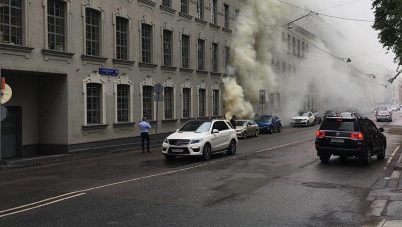 У офиса Яндекс.Такси подожгли дымовую шашку с требованием снизить комиссию для водителей