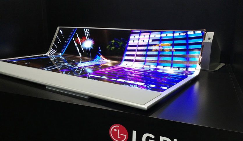 LG сделала огромный прозрачный дисплей, который сгибается