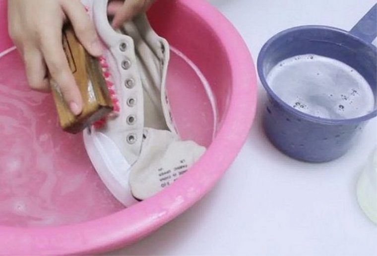 Можно стирать кроссовки в горячей воде
