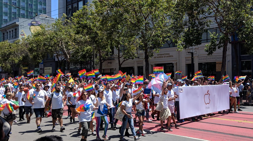 Apple приняла участие в гей-параде